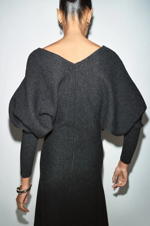 Трикотажное платье миди с V-образным вырезом- Заказать в России