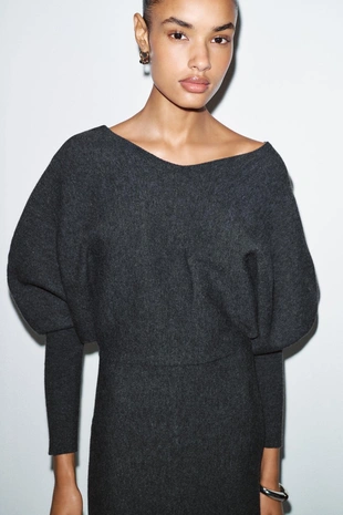 Трикотажное платье миди с V-образным вырезом- Заказать в России