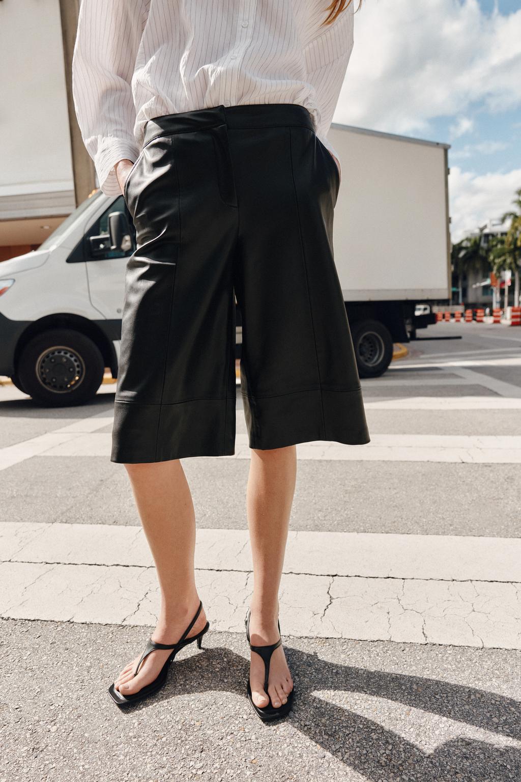 ДЛИННЫЕ БЕРМУДЫ ИЗ ИСКУССТВЕННОЙ КОЖИ