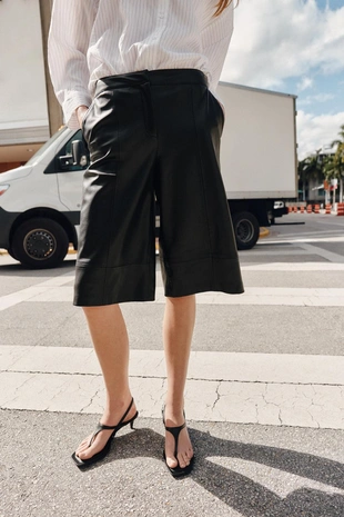 Длинные бермуды из искусственной кожи- Заказать в России