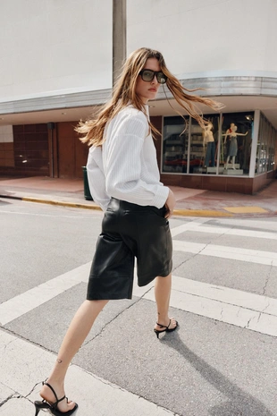 Длинные бермуды из искусственной кожи- Заказать в России