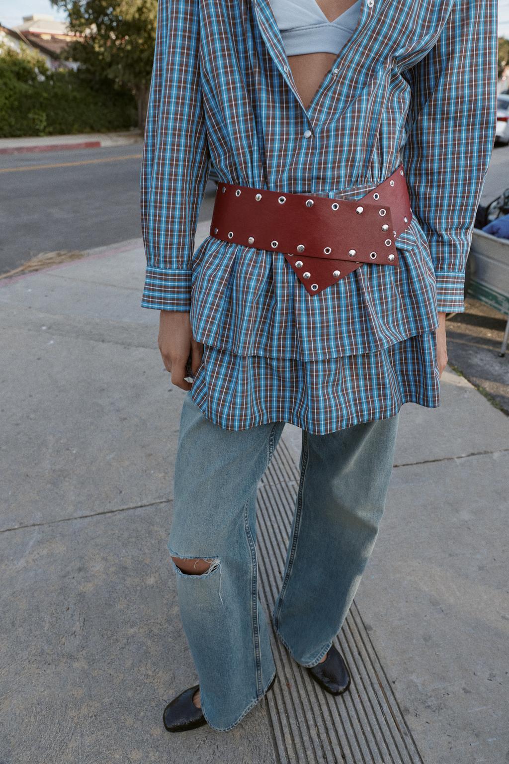 КОРОТКОЕ ПЛАТЬЕ В КЛЕТКУ С ВОЛАНАМИ И ПОЯСОМ