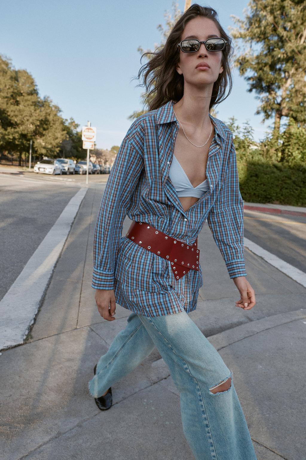 КОРОТКОЕ ПЛАТЬЕ В КЛЕТКУ С ВОЛАНАМИ И ПОЯСОМ