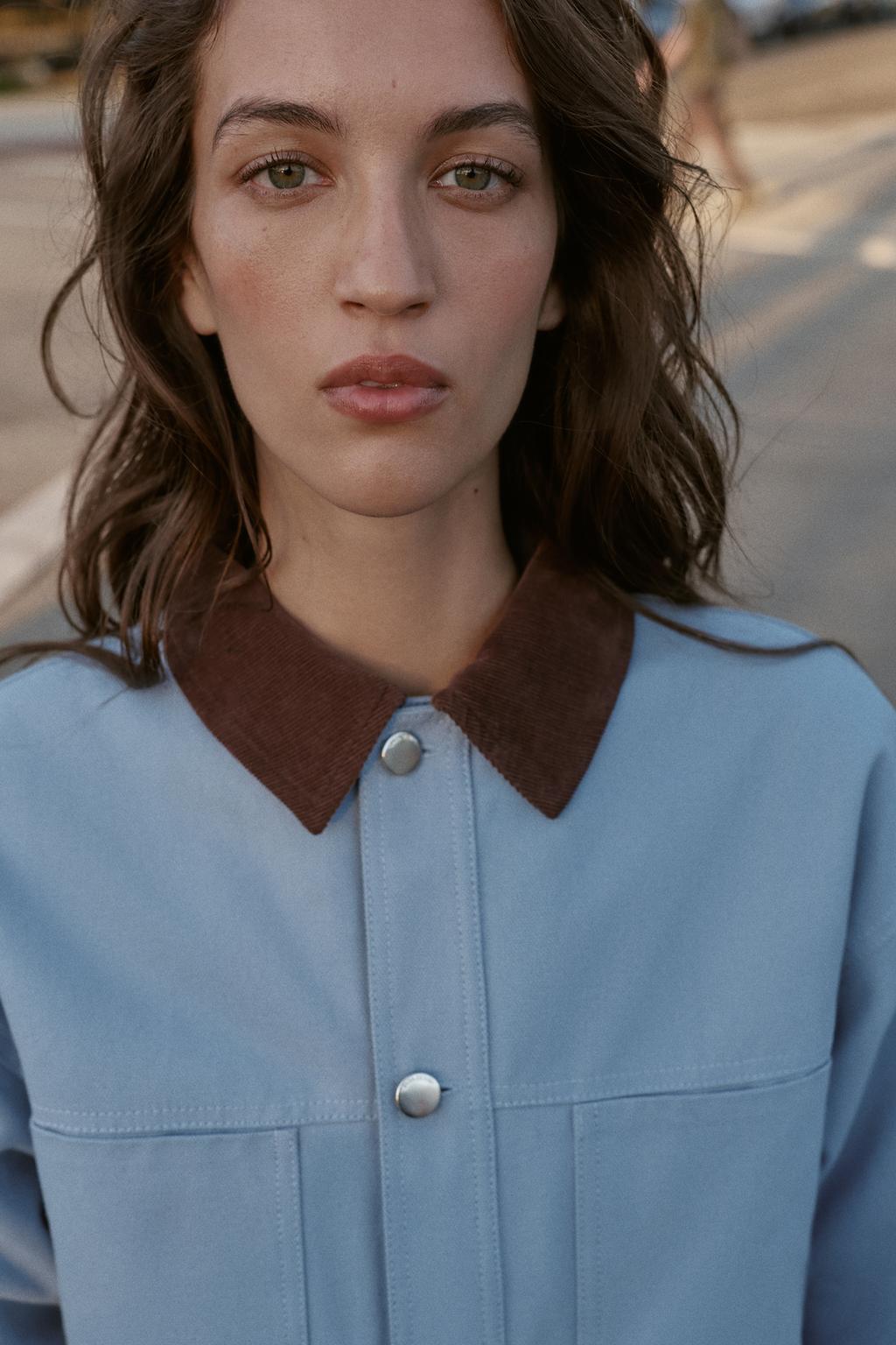 СТЕГАНАЯ КУРТКА С КОМБИНИРОВАННЫМ ВОРОТНИКОМ