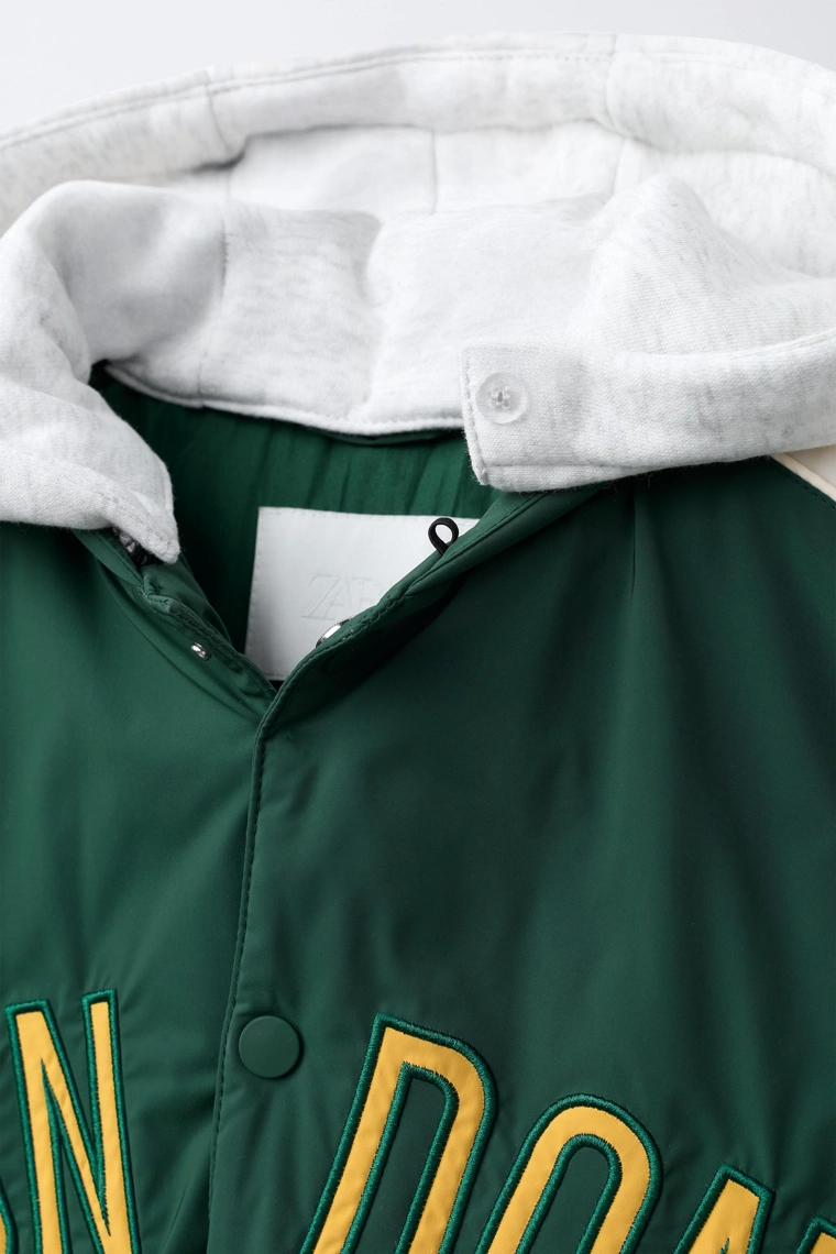 Бомбер с водоотталкивающим покрытием и съемным флисовым капюшоном