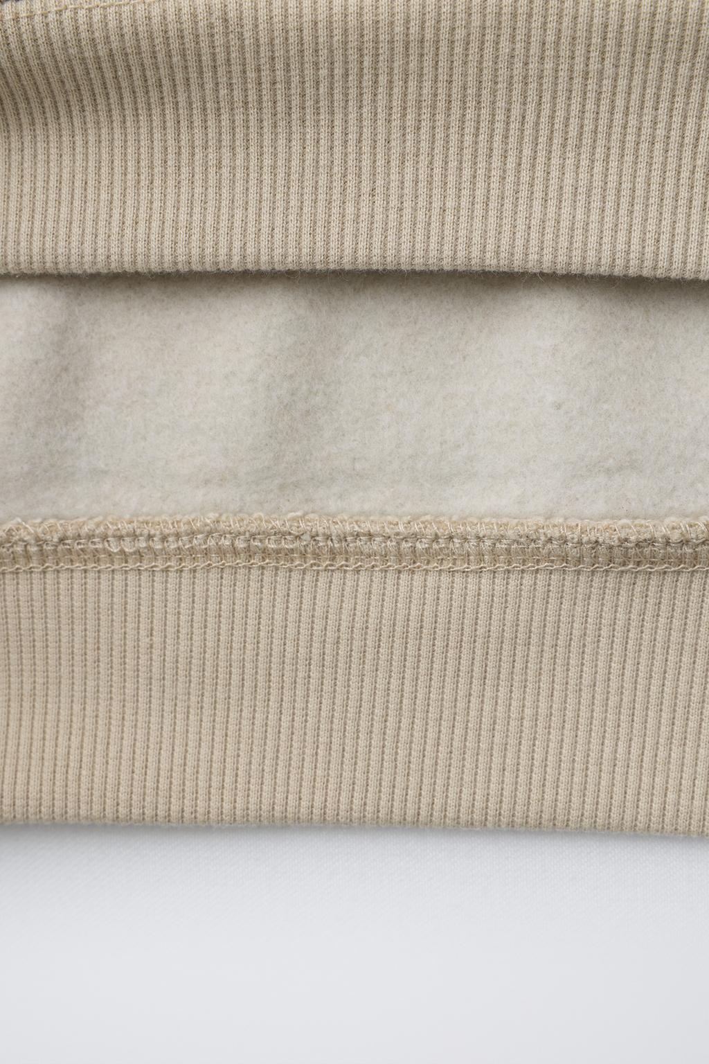 ТОЛСТОВКА С ТЕКСТОМ И ЦВЕТАМИ