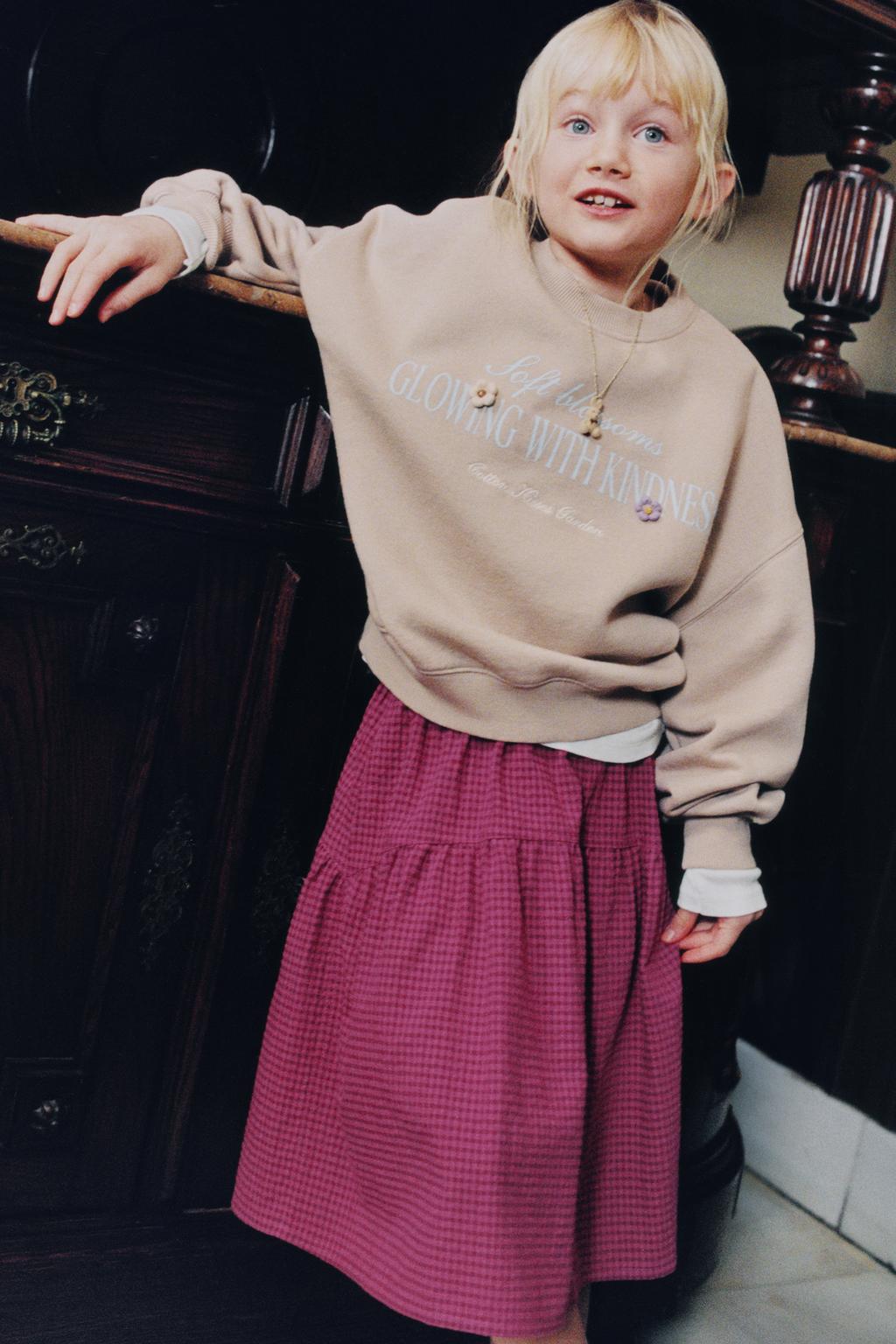 ТОЛСТОВКА С ТЕКСТОМ И ЦВЕТАМИ