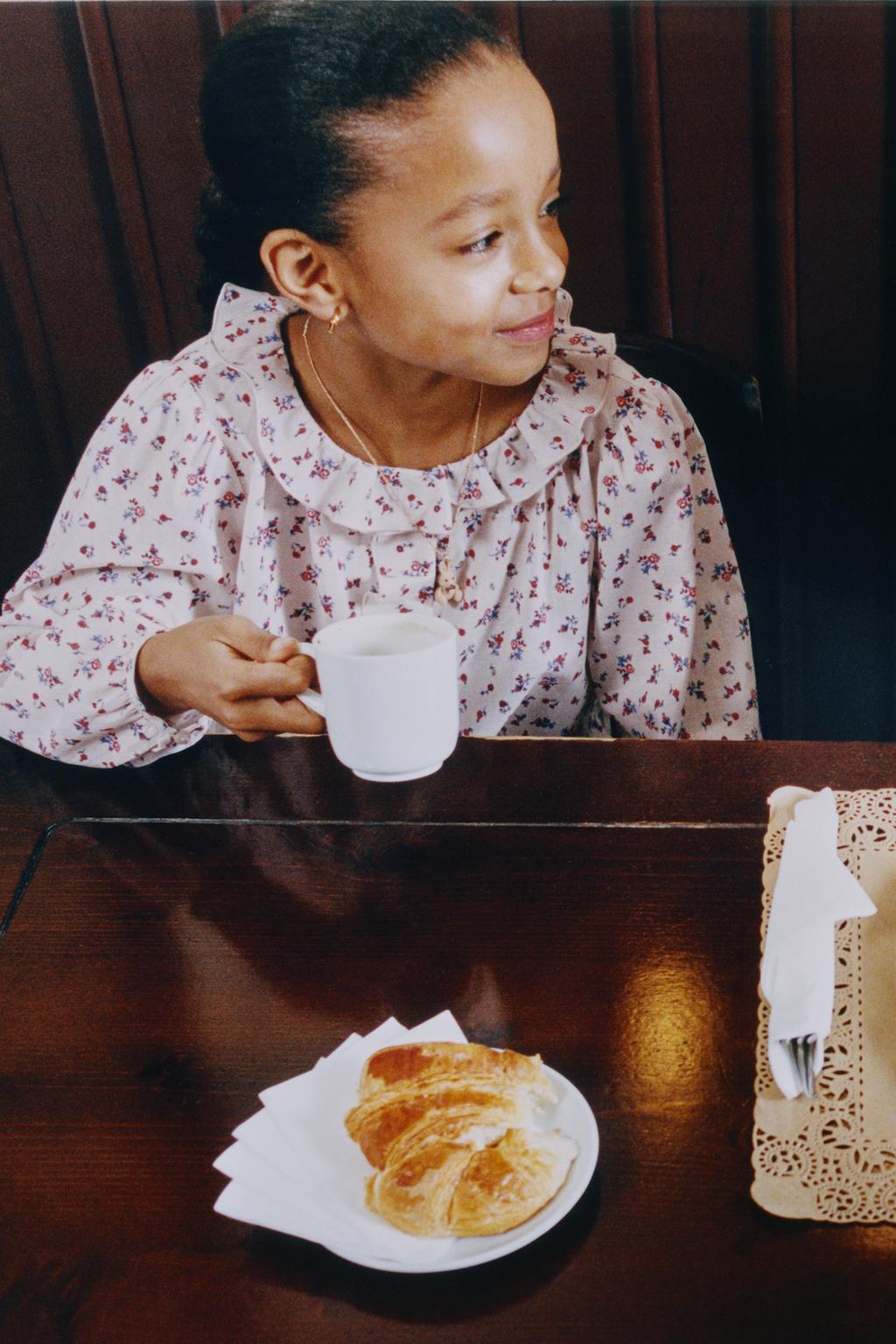 РУБАШКА С ЦВЕТОЧНЫМ ПРИНТОМ И ВОЛАНАМИ