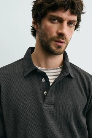 Поло из рельефного трикотажа с комбинированным воротником- Заказать в России