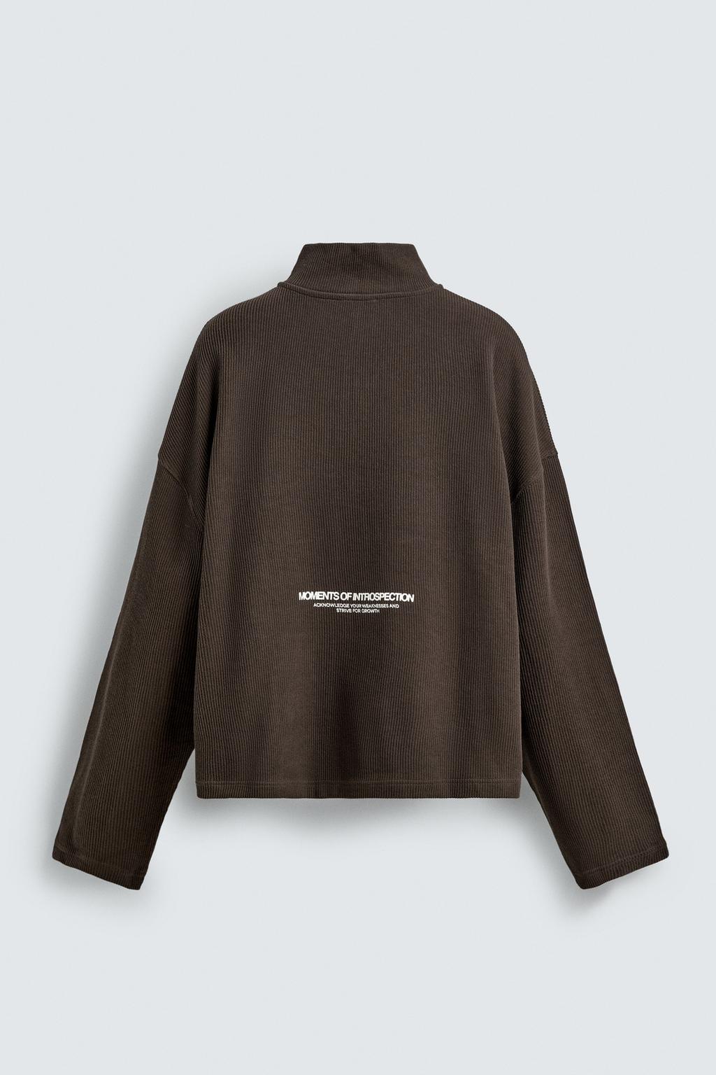 ТОЛСТОВКА С ПРИНТОМ И ВОРОТНИКОМ НА МОЛНИИ