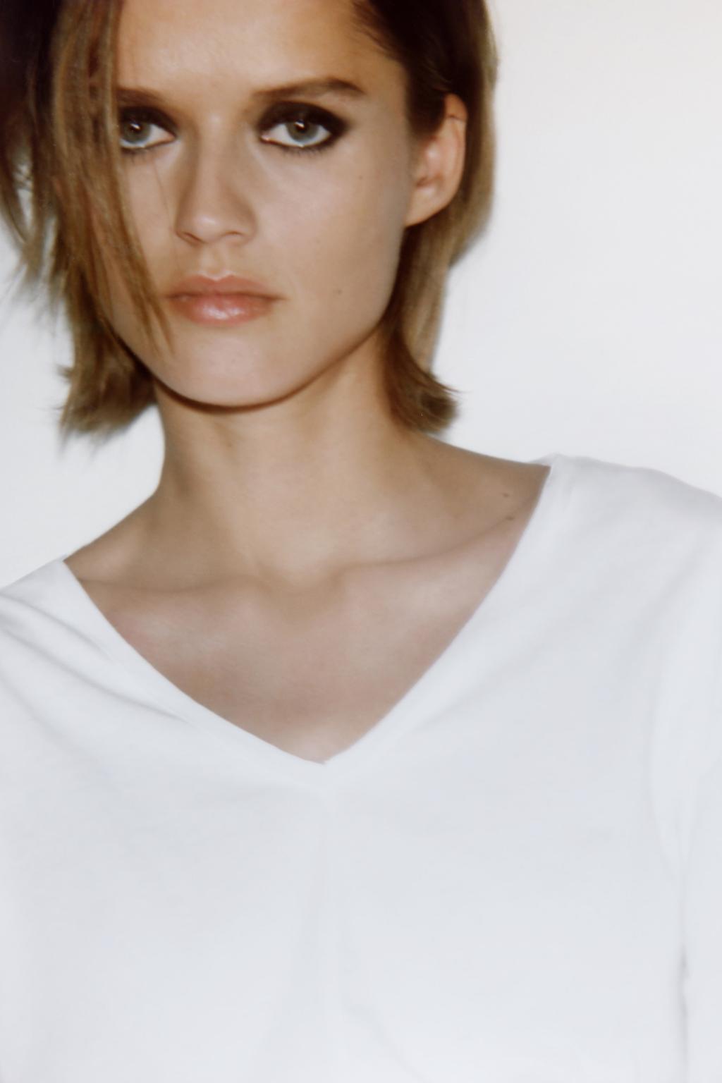 ХЛОПКОВАЯ ФУТБОЛКА С V-ОБРАЗНЫМ ВЫРЕЗОМ