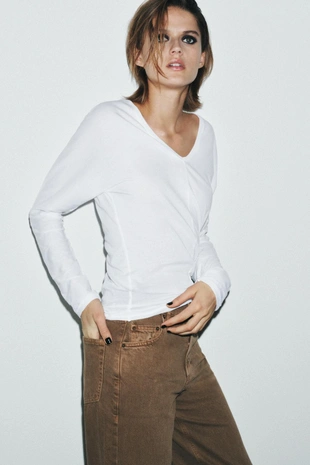 Хлопковая футболка с V-образным вырезом- Заказать в России