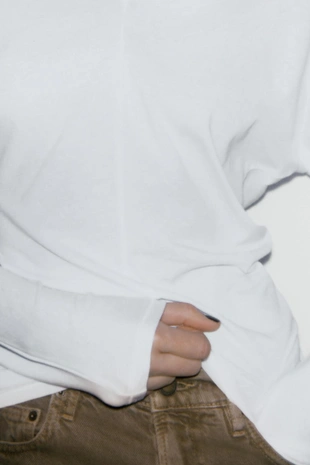 Хлопковая футболка с V-образным вырезом- Заказать в России