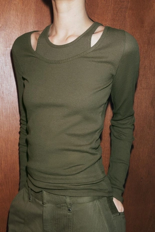 Футболка в рубчик с двойной отделкой