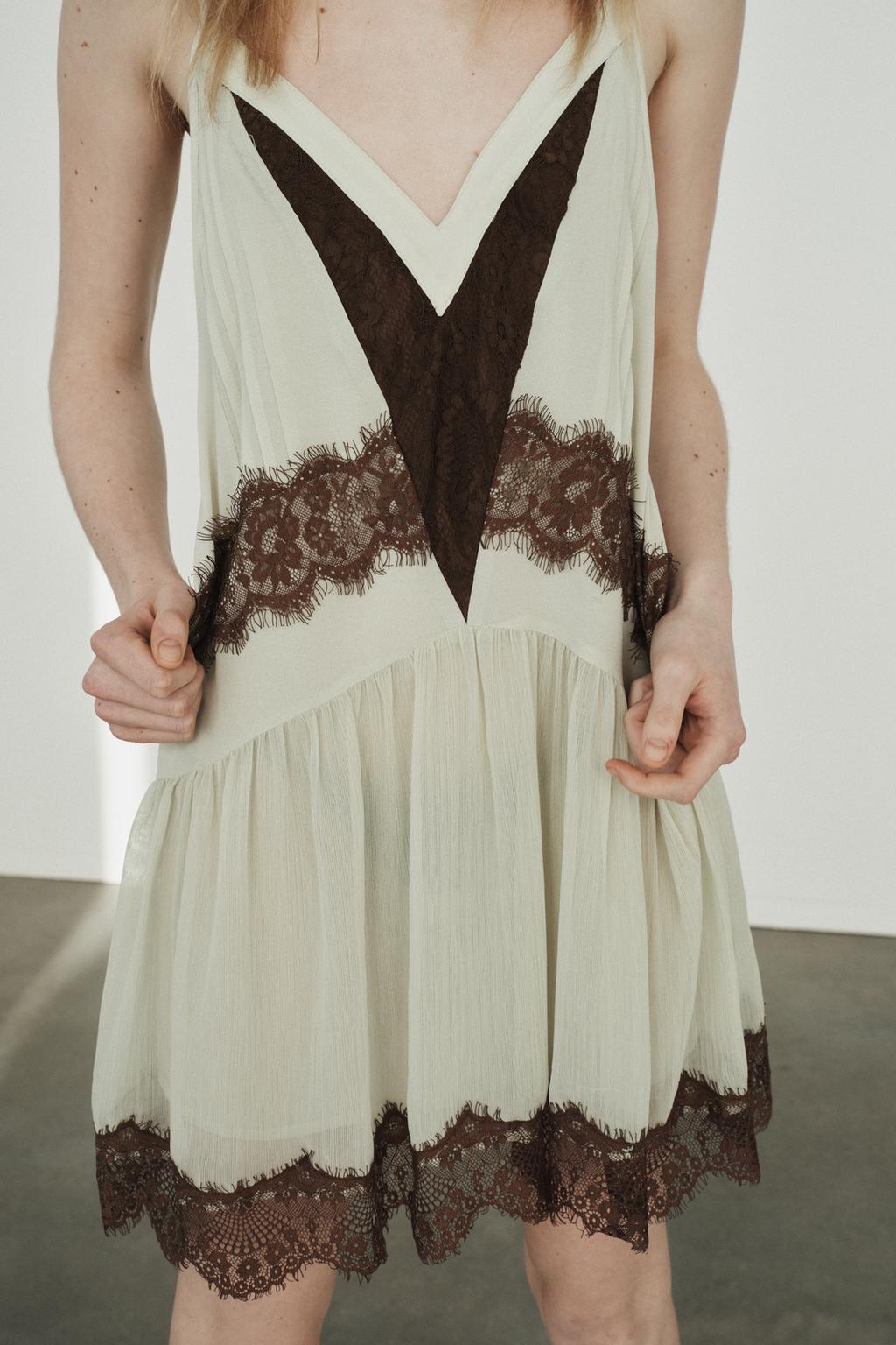 КОРОТКОЕ КОМБИНИРОВАННОЕ ПЛАТЬЕ С КРУЖЕВОМ