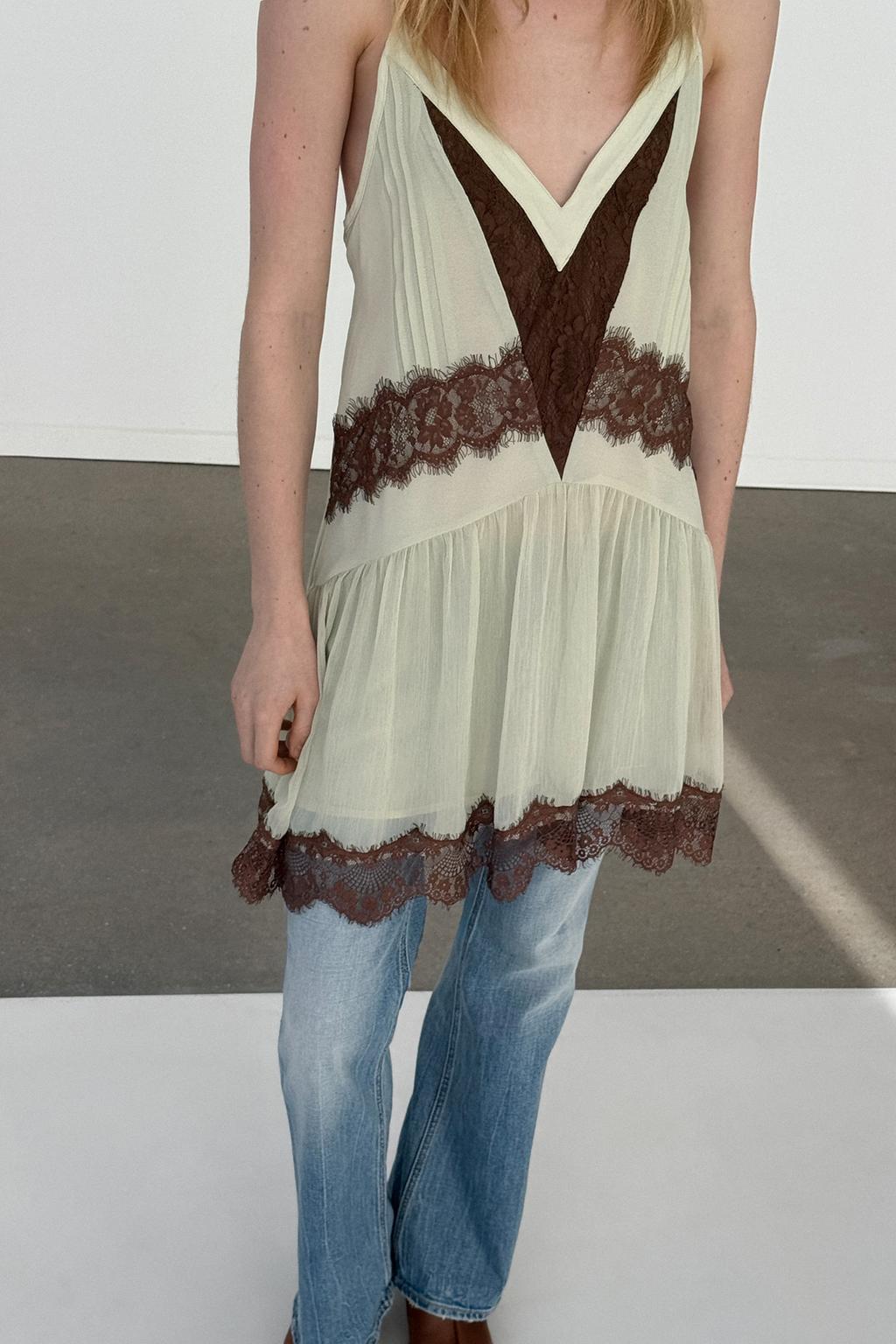 КОРОТКОЕ КОМБИНИРОВАННОЕ ПЛАТЬЕ С КРУЖЕВОМ