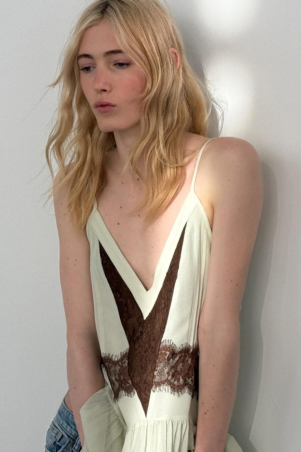 КОРОТКОЕ КОМБИНИРОВАННОЕ ПЛАТЬЕ С КРУЖЕВОМ