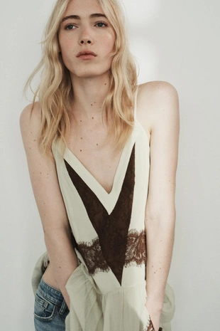 Короткое комбинированное платье с кружевом- Заказать в России