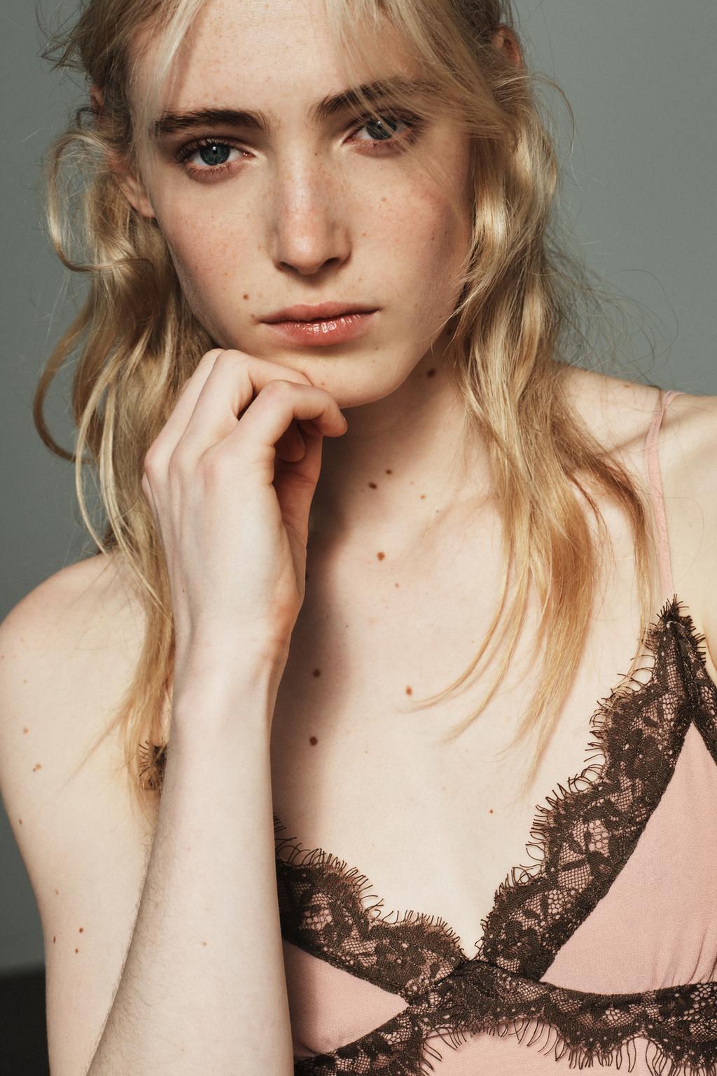 КОРОТКОЕ КОМБИНИРОВАННОЕ ПЛАТЬЕ С КРУЖЕВОМ