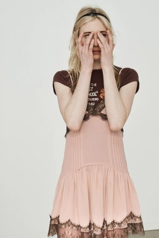 Короткое комбинированное платье с кружевом- Заказать в России