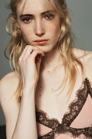 Короткое комбинированное платье с кружевом- Заказать в России