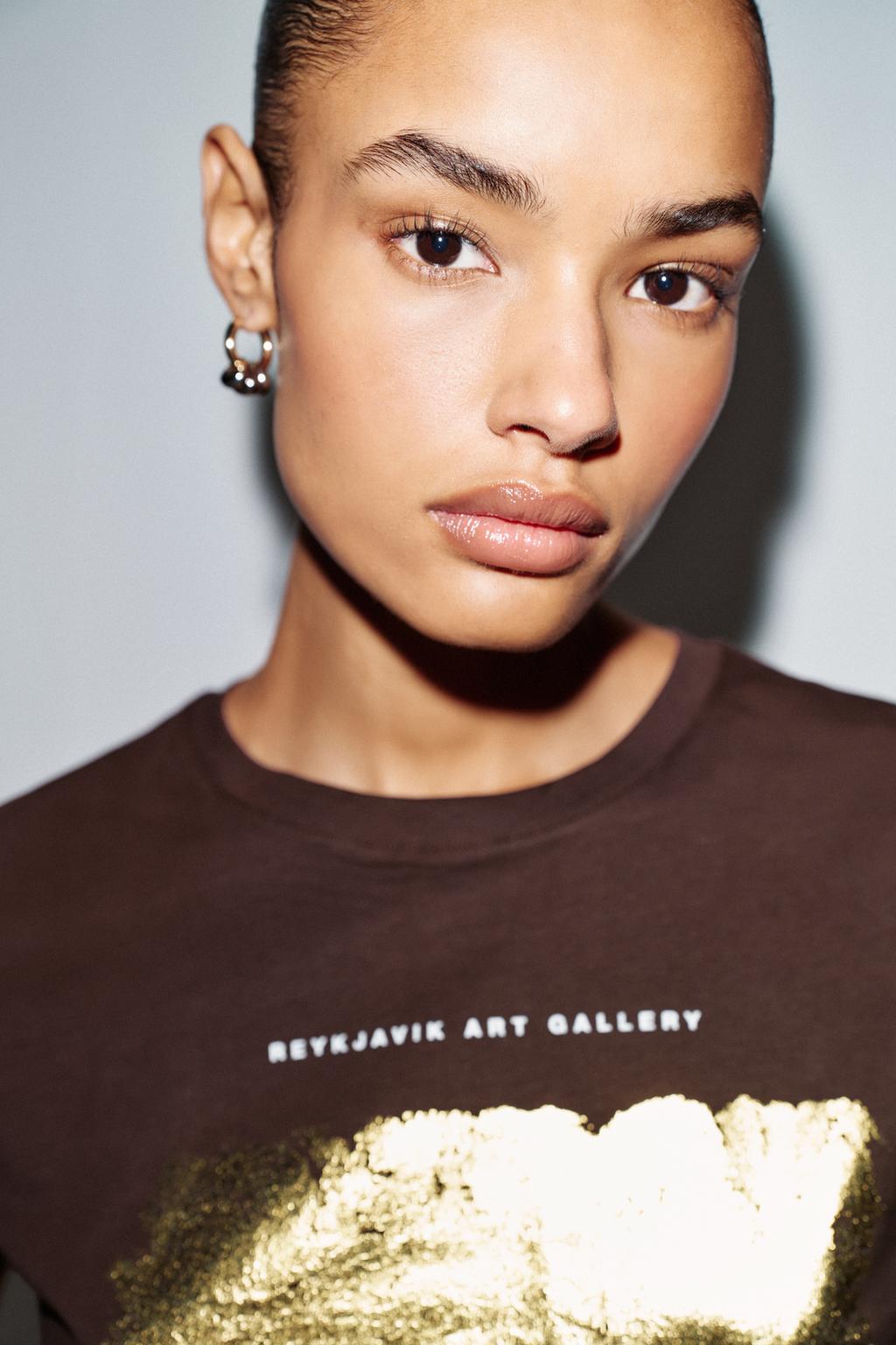 ФУТБОЛКА С МЕТАЛЛИЗИРОВАННЫМ ПРИНТОМ