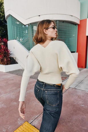 Трикотажный свитер с V-образным вырезом- Заказать в России