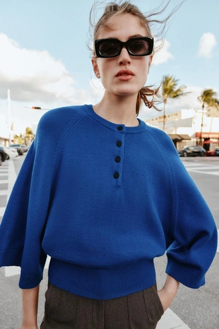 Свитер с широкими рукавами