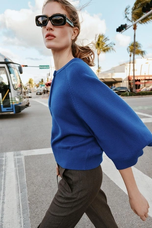 Свитер с широкими рукавами