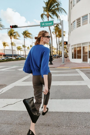 Свитер с широкими рукавами