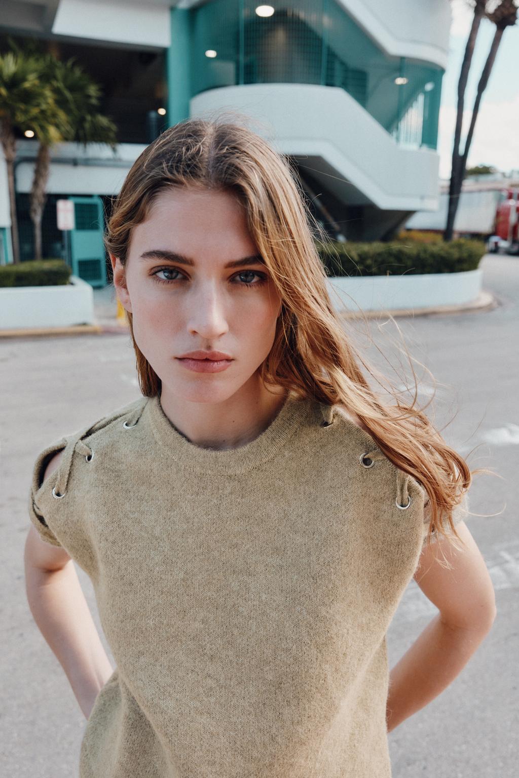 ДЖЕМПЕР С ОТДЕЛКОЙ НА ПЛЕЧАХ