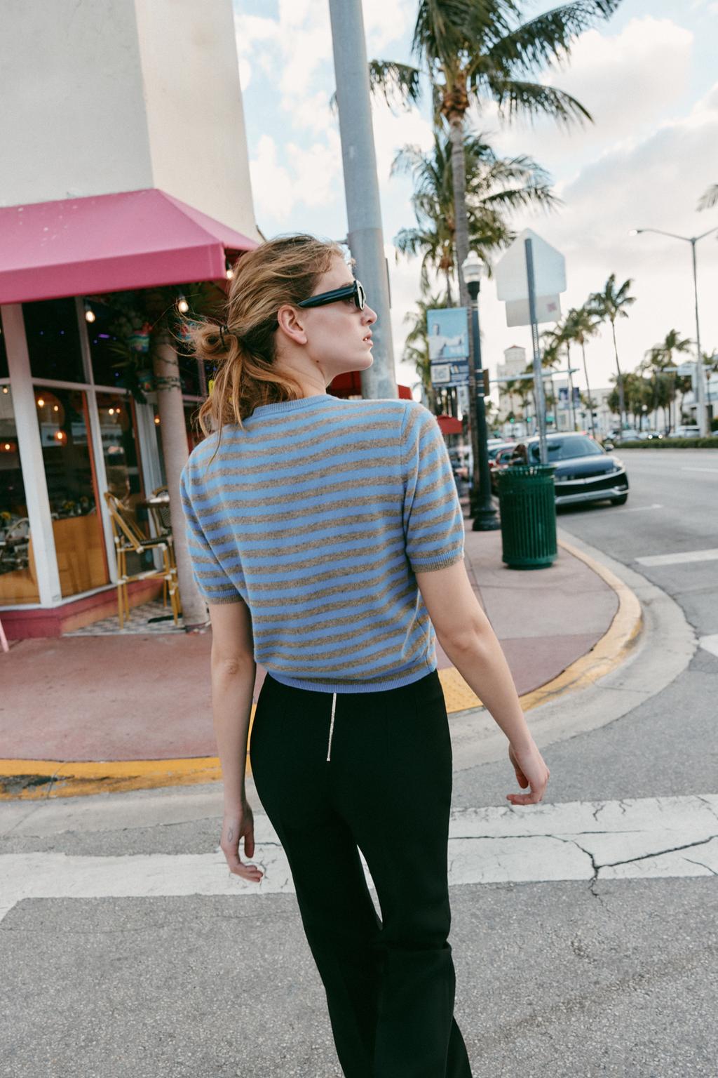 СВИТЕР ИЗ 100% ШЕРСТИ С КОРОТКИМИ РУКАВАМИ В ПОЛОСКУ