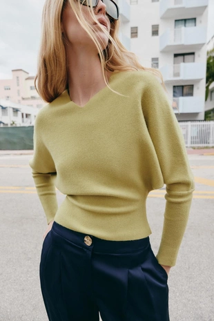 Трикотажный свитер с V-образным вырезом- Заказать в России