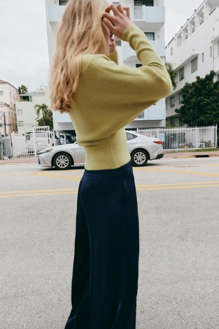 Трикотажный свитер с V-образным вырезом- Заказать в России