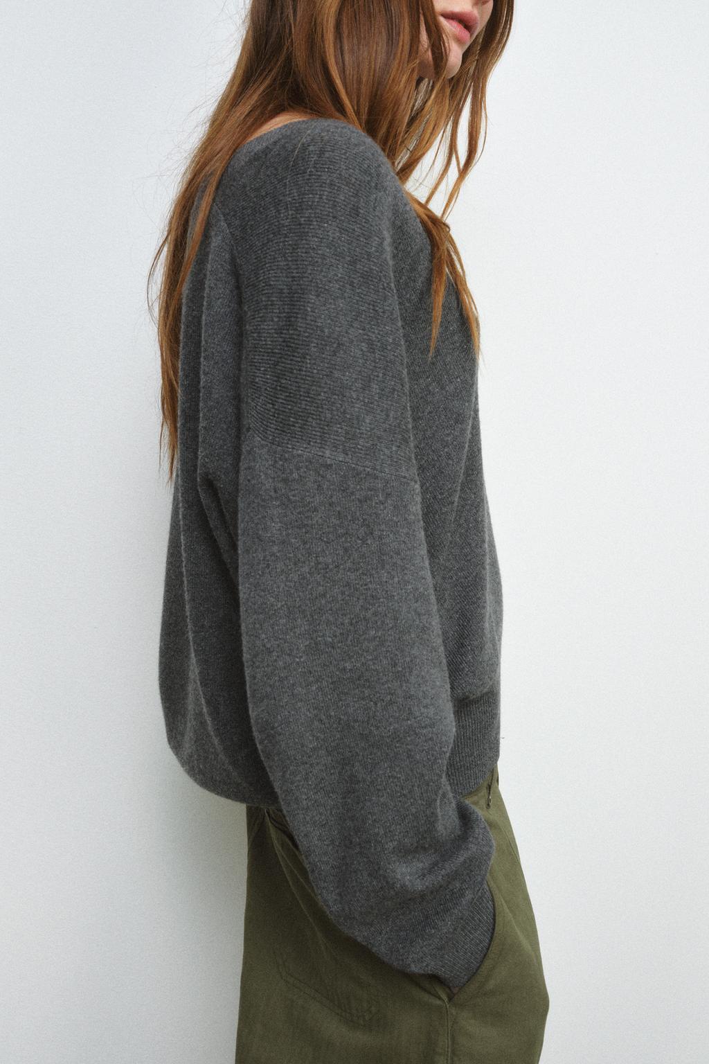 СВИТЕР С ГЛУБОКИМ ВЫРЕЗОМ