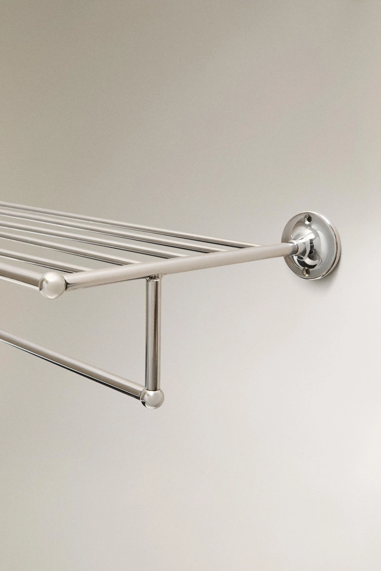 Металлическая полка для ванной комнаты цвета серебра