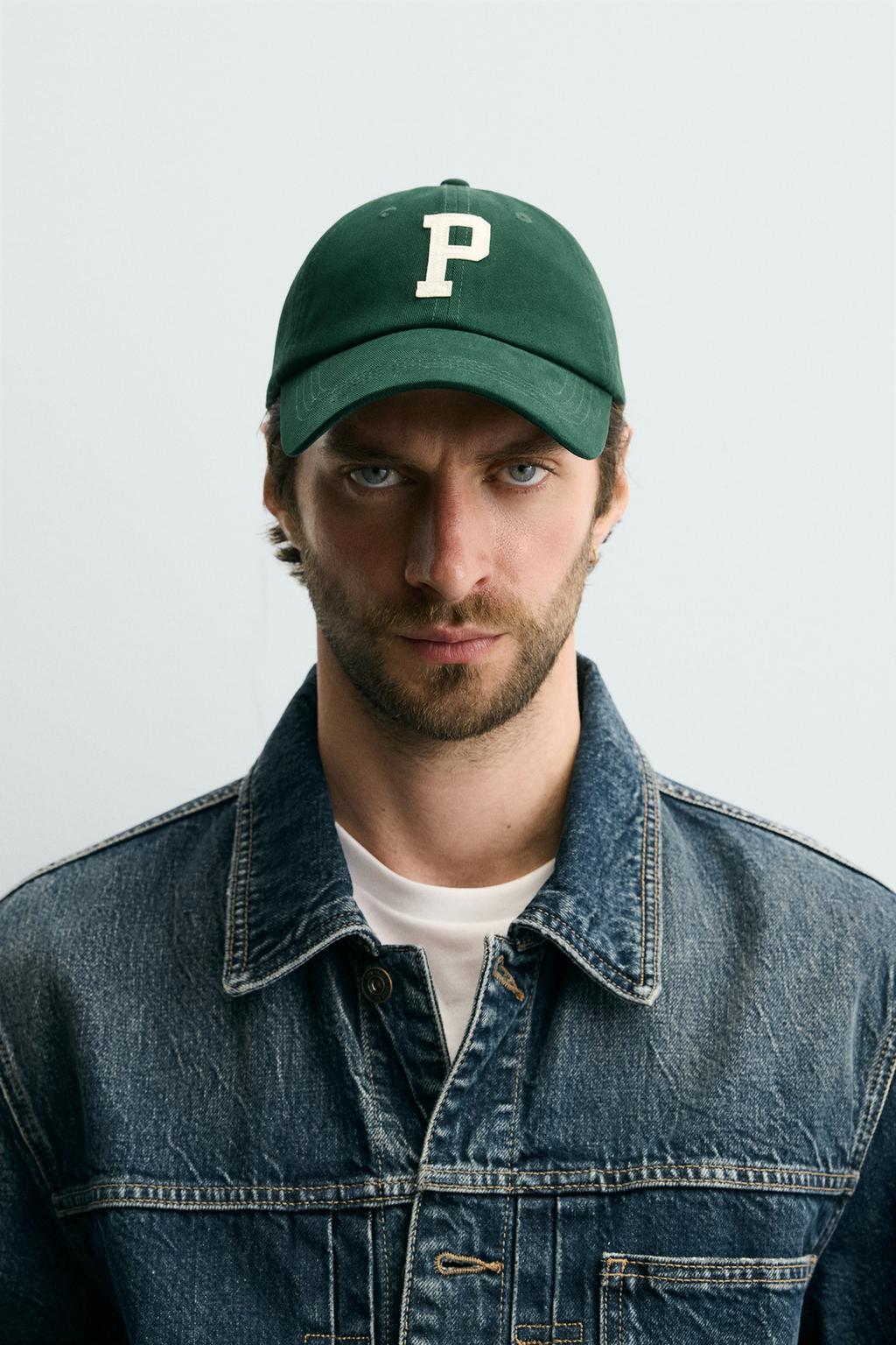 КЕПКА С НАШИВКОЙ В ВИДЕ БУКВЫ