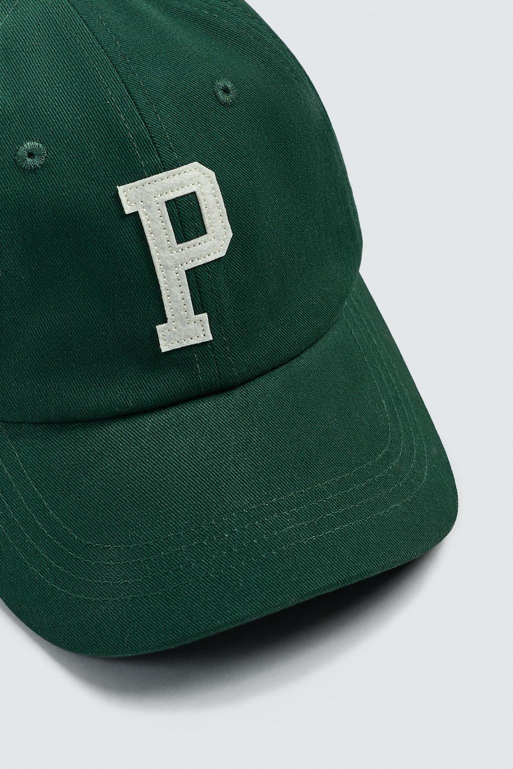 КЕПКА С НАШИВКОЙ В ВИДЕ БУКВЫ