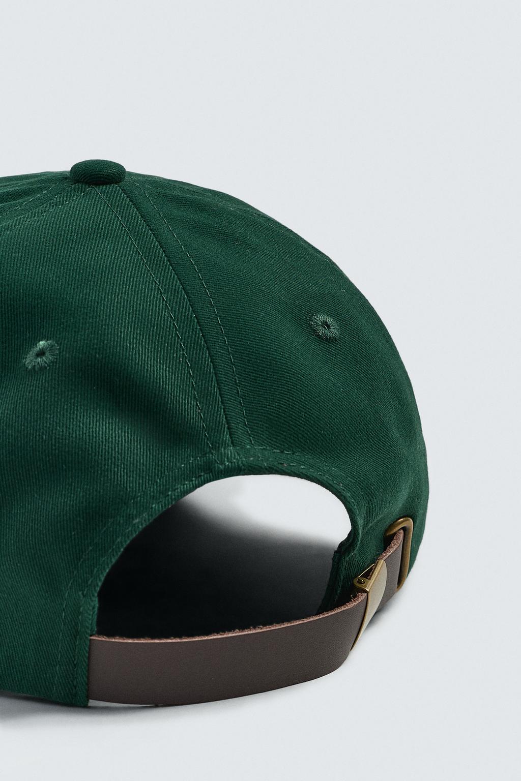 КЕПКА С НАШИВКОЙ В ВИДЕ БУКВЫ