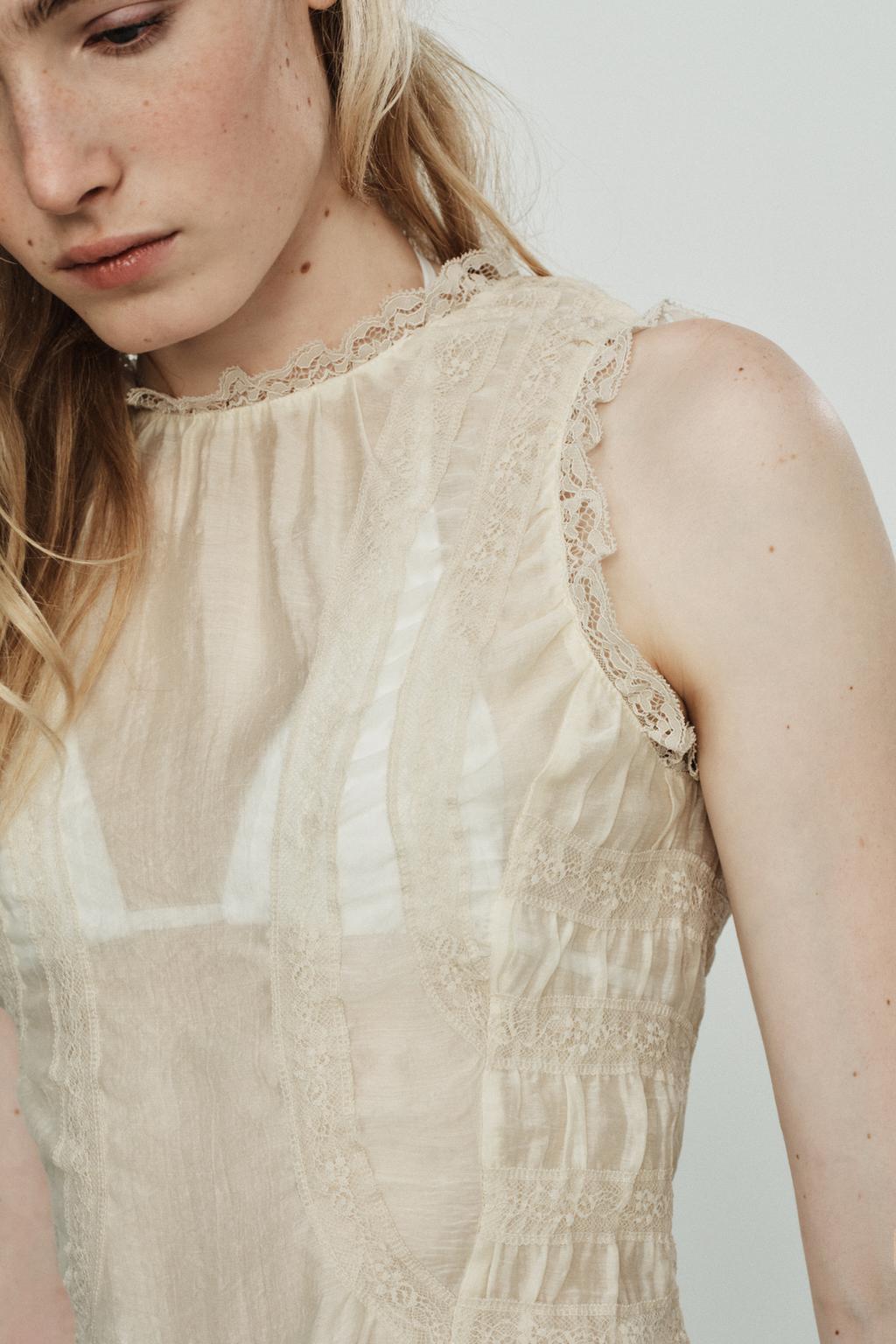 КРУЖЕВНАЯ РУБАШКА С ОБТЯНУТЫМИ ПУГОВИЦАМИ