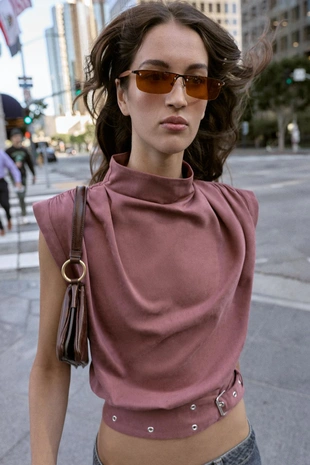 Топ из искусственной замши с пряжкой- Заказать в России