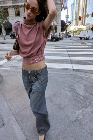 Топ из искусственной замши с пряжкой- Заказать в России