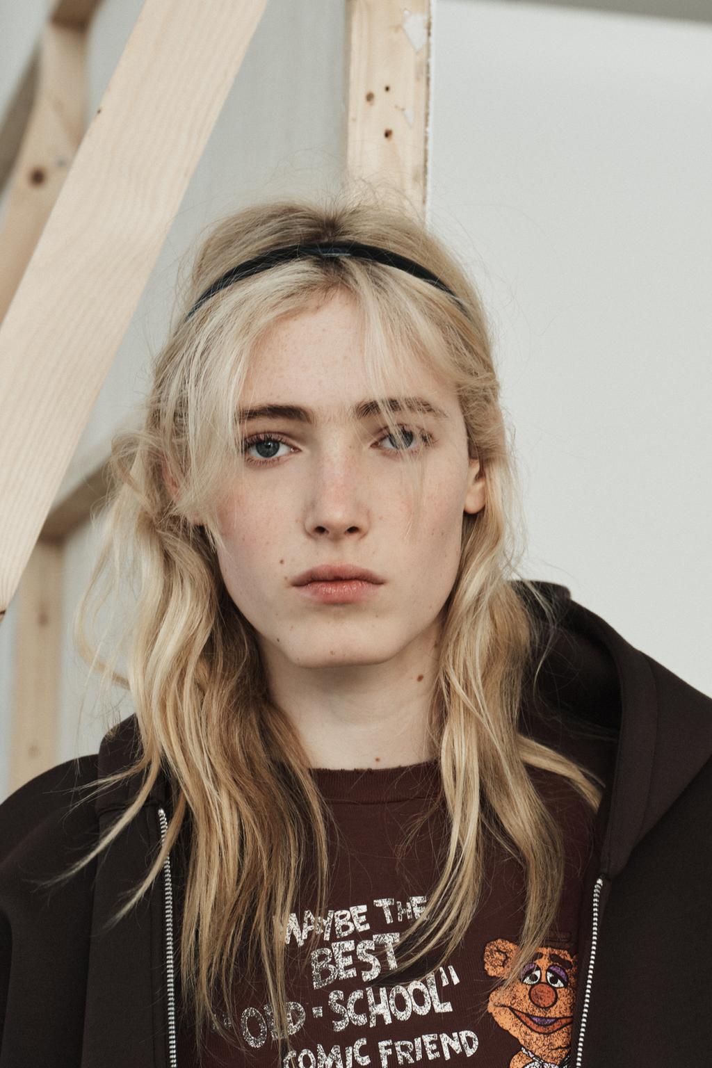 ТОЛСТОВКА С КАПЮШОНОМ ИЗ НЕОПРЕНОВОЙ ТКАНИ