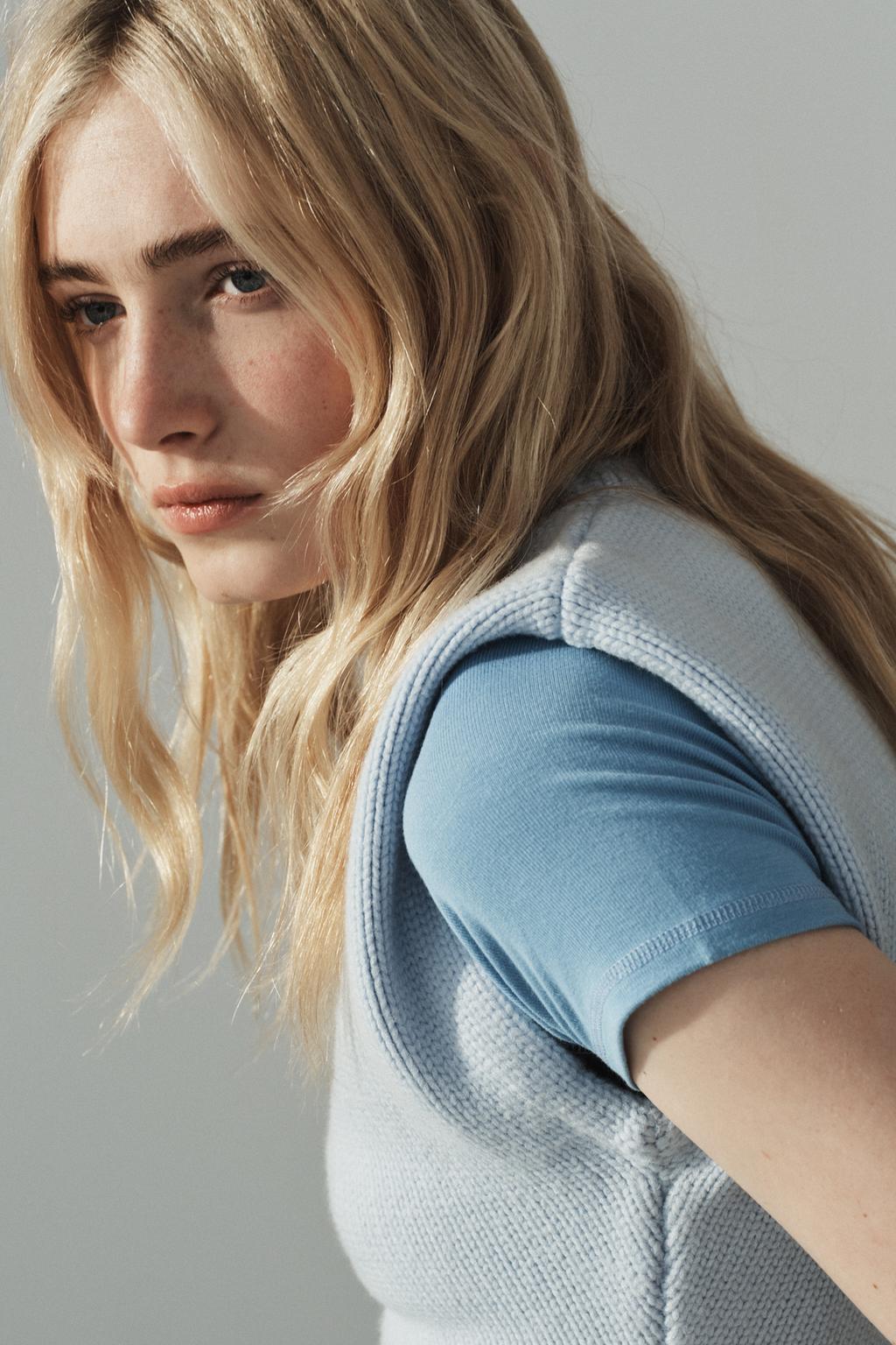 ТРИКОТАЖНЫЙ ЖИЛЕТ С АКЦЕНТНЫМИ ПЛЕЧАМИ