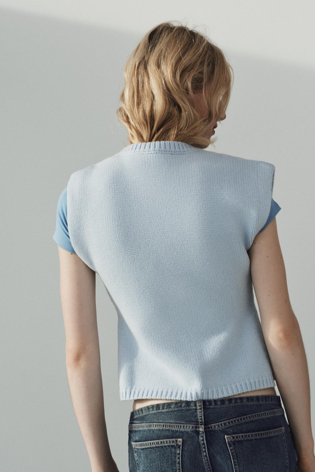 ТРИКОТАЖНЫЙ ЖИЛЕТ С АКЦЕНТНЫМИ ПЛЕЧАМИ