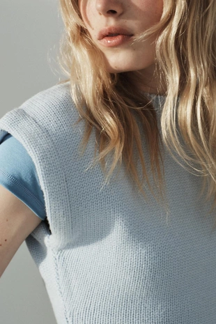 Трикотажный жилет с акцентными плечами- Заказать в России