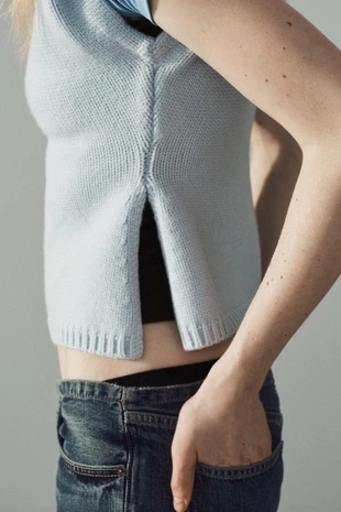 Трикотажный жилет с акцентными плечами- Заказать в России