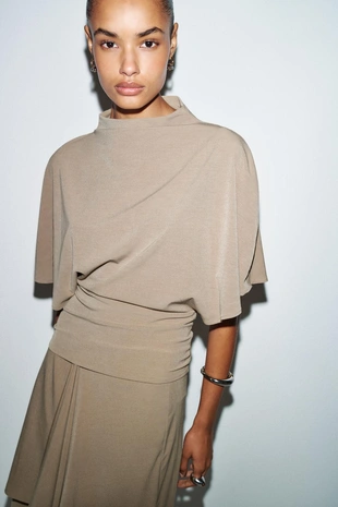 Топ с воротником-стойкой- Заказать в России