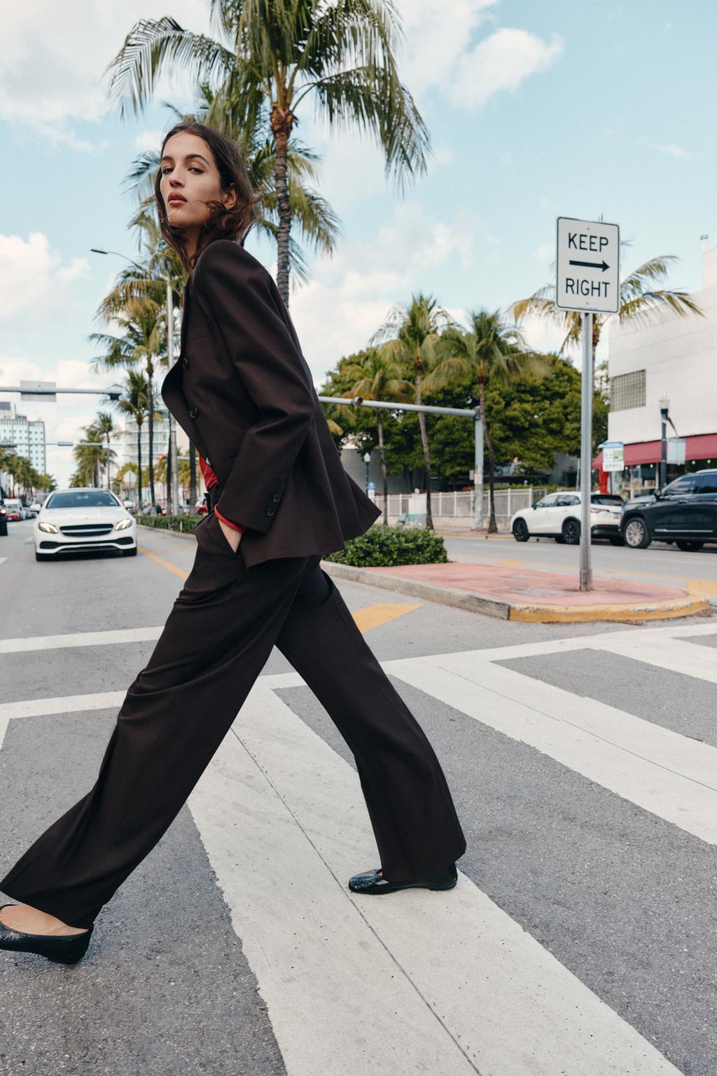 ДВУБОРТНЫЙ БЛЕЙЗЕР С ПОДПЛЕЧНИКАМИ