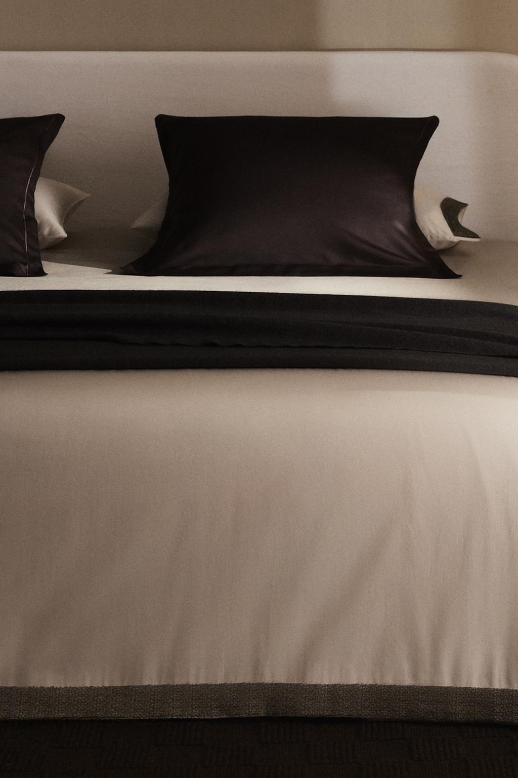 Покрывало из сатина с тканью (300 нитей) и вышивкой